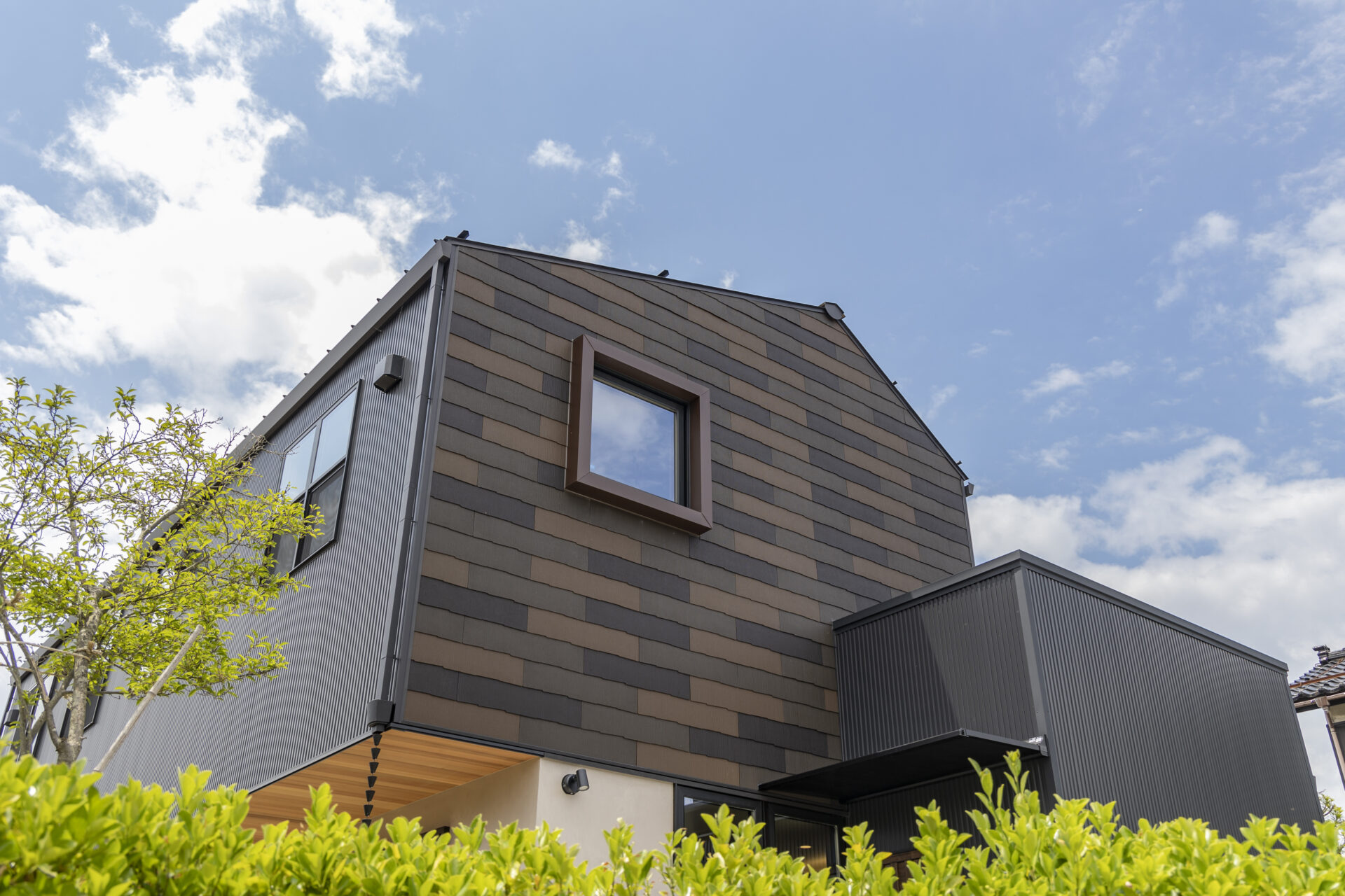 庭の四季を感じるコンテンポラリー住宅